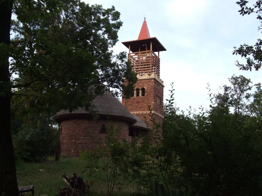 Csere-hegyi kilátó, ahol a lábad előtt fekszik a Balaton