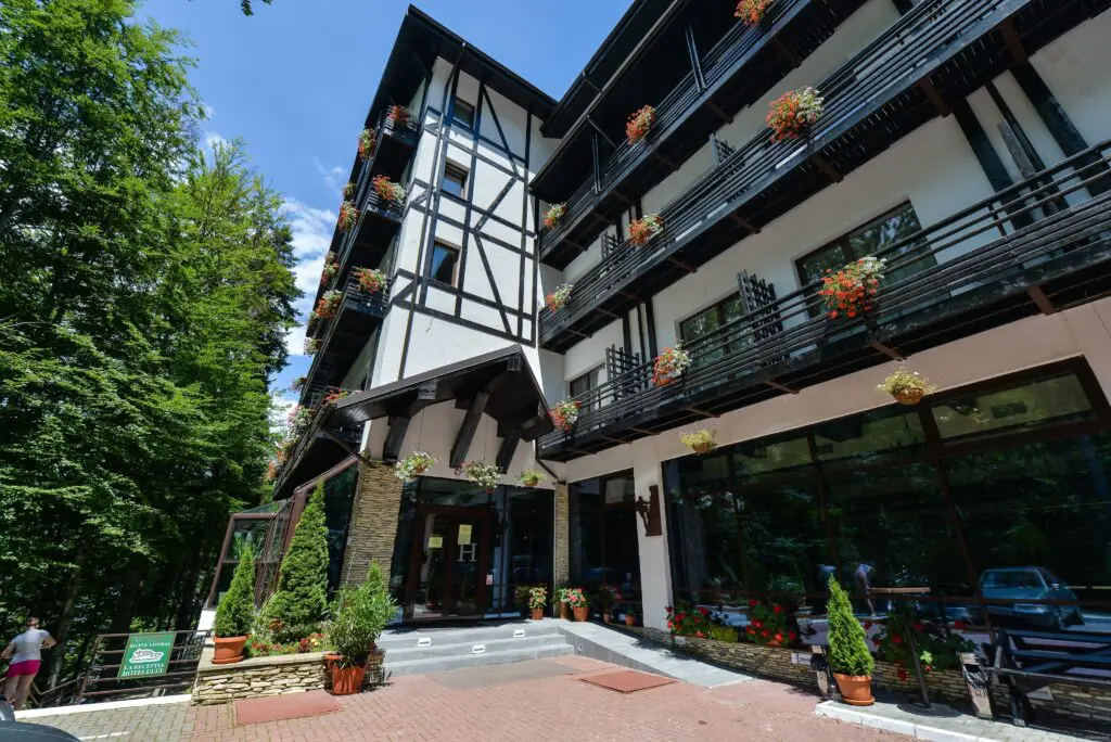 TOP erdélyi wellness szállások – dézsafürdő és jacuzzi a hegycsúcsok ölelésében