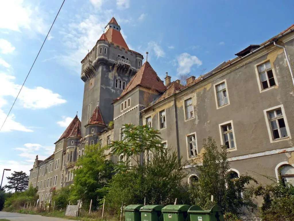 Katonavárosból szellemváros: Irány Hajmáskér rejtett világa!