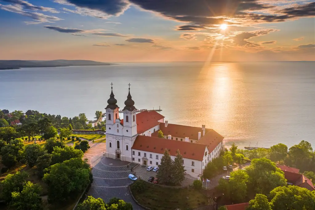 Vigyázz, kész, Balaton! – Ezért telitalálat a privát strandos Hotel Club Tihany