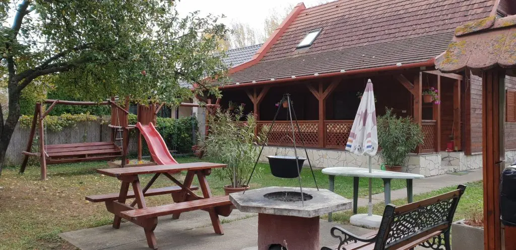 Úszófalu Abádszalókon – Ezért kihagyhatatlanok a cölöpökön álló úszó házak a Tisza-tónál