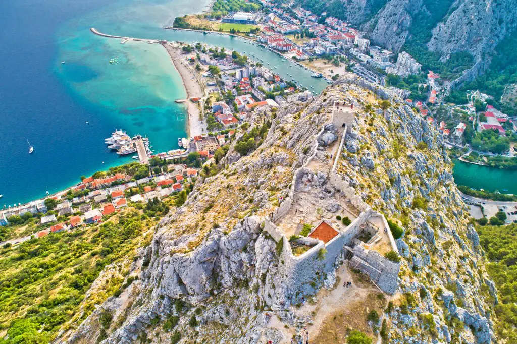 Omiš, a sziklák birodalma - Top látnivalók és szállások a Cetina kanyonnál
