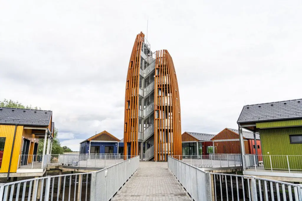 Úszófalu Abádszalókon – Ezért kihagyhatatlanok a cölöpökön álló úszó házak a Tisza-tónál