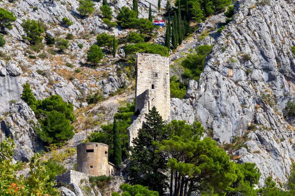 Omiš, a sziklák birodalma - Top látnivalók és szállások a Cetina kanyonnál