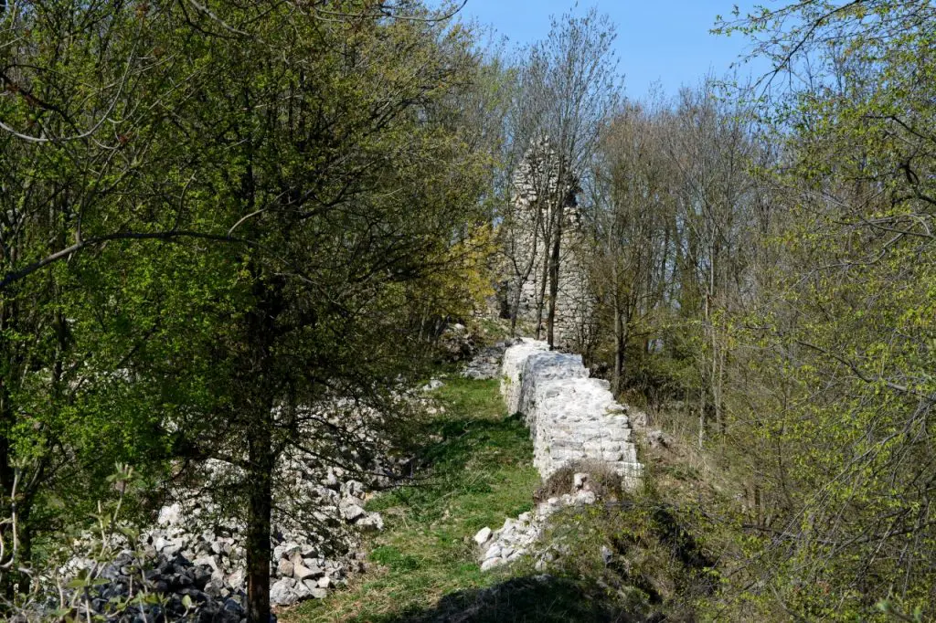 Fedezd fel Szádvár rejtett kincseit! - Íme egy különleges vár a fák fogságában