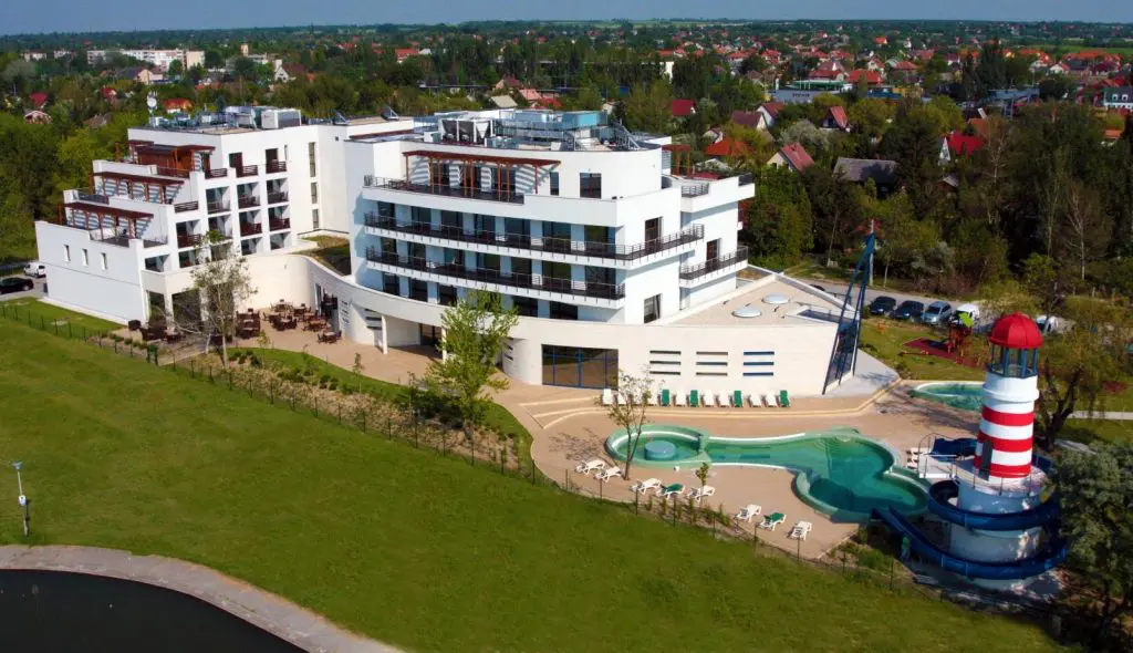 10 szuper vízparti szállás és izgalmas program a tökéletes nyaraláshoz