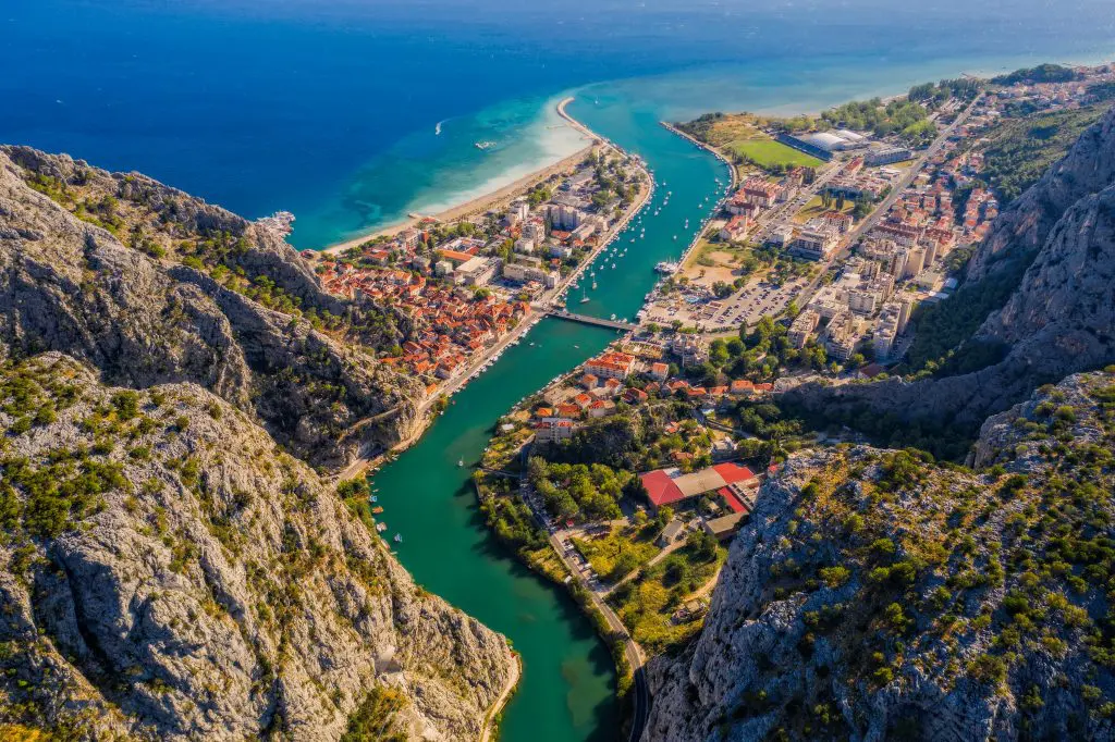 Omiš, a sziklák birodalma - Top látnivalók és szállások a Cetina kanyonnál