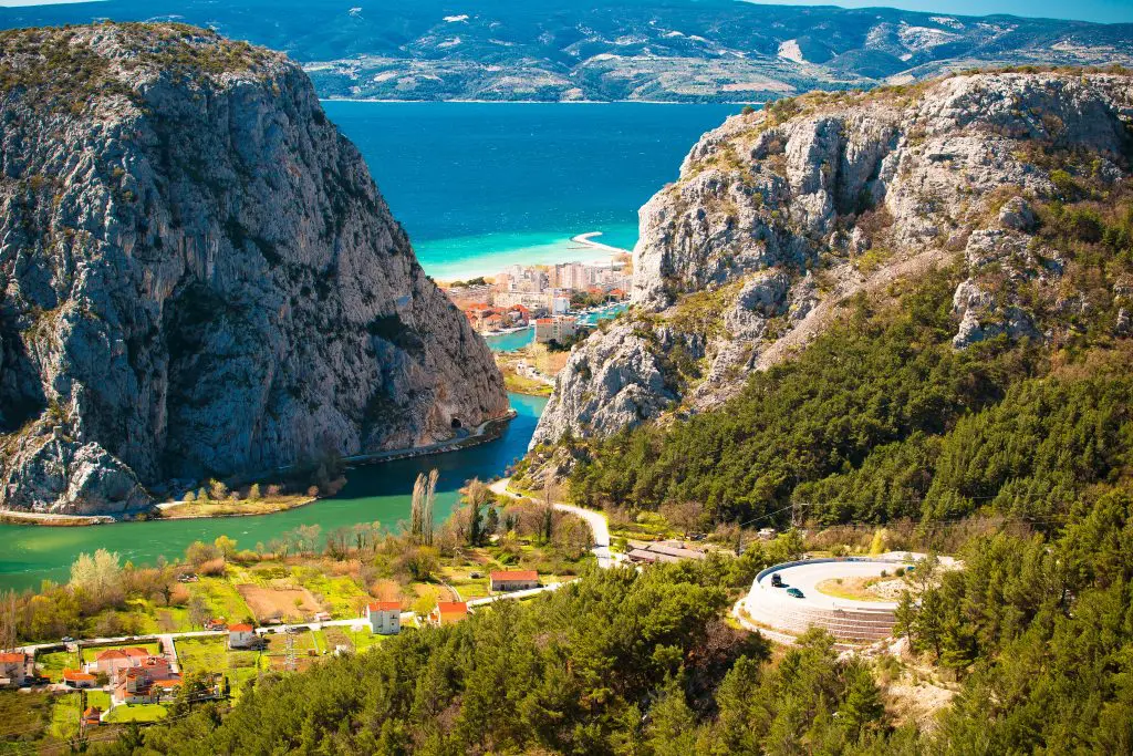 Omiš, a sziklák birodalma - Top látnivalók és szállások a Cetina kanyonnál