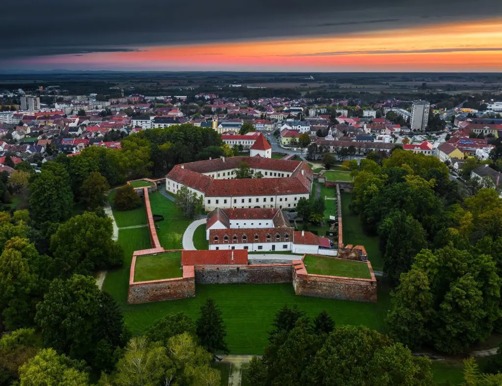 Sárvári luxus wellness hétvégével lehetsz gazdagabb, ha a Szallas.hu-val játszol. Próbálj szerencsét és nyerj! 