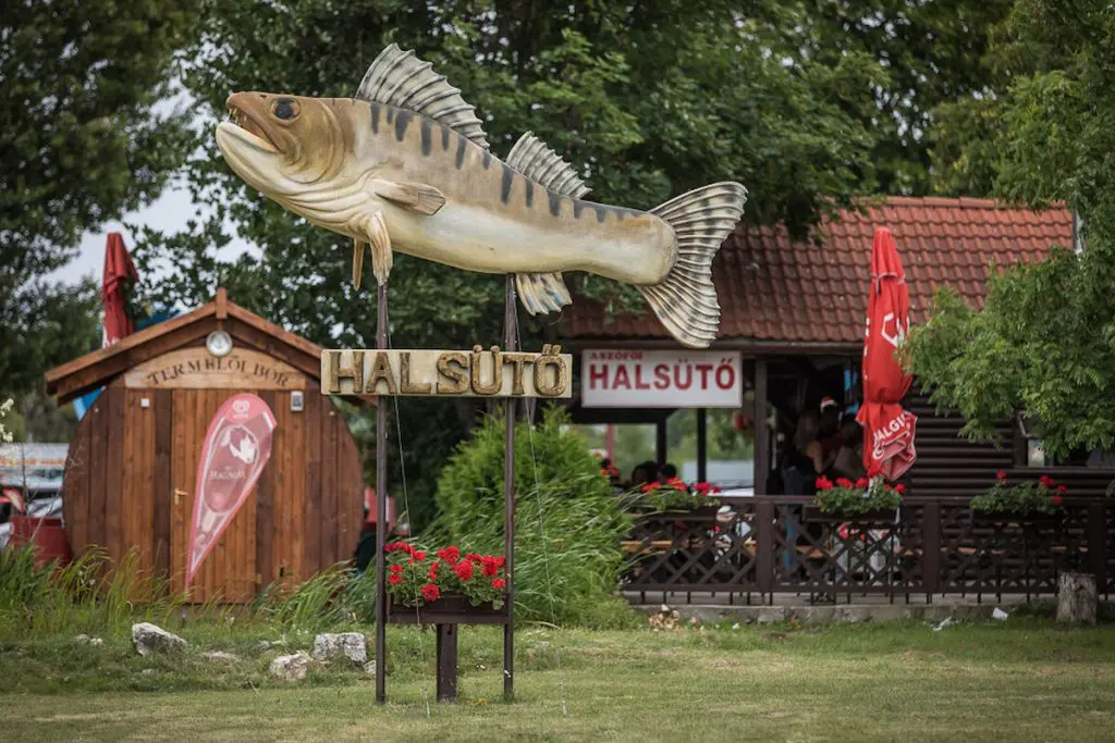 Bűnös élvezetek a legjobb balatoni strandbüfékben – szaftos hamburgerektől a ropogósra sült hekkig