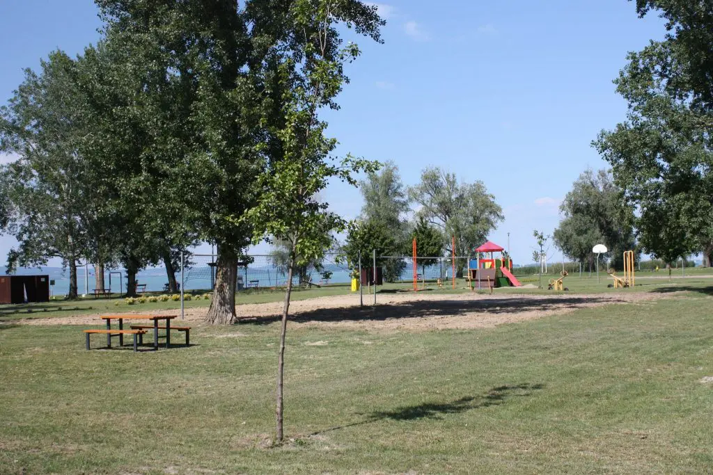 Újra vár a balatoni nyár! Iránytű a 16 legjobb strandhoz