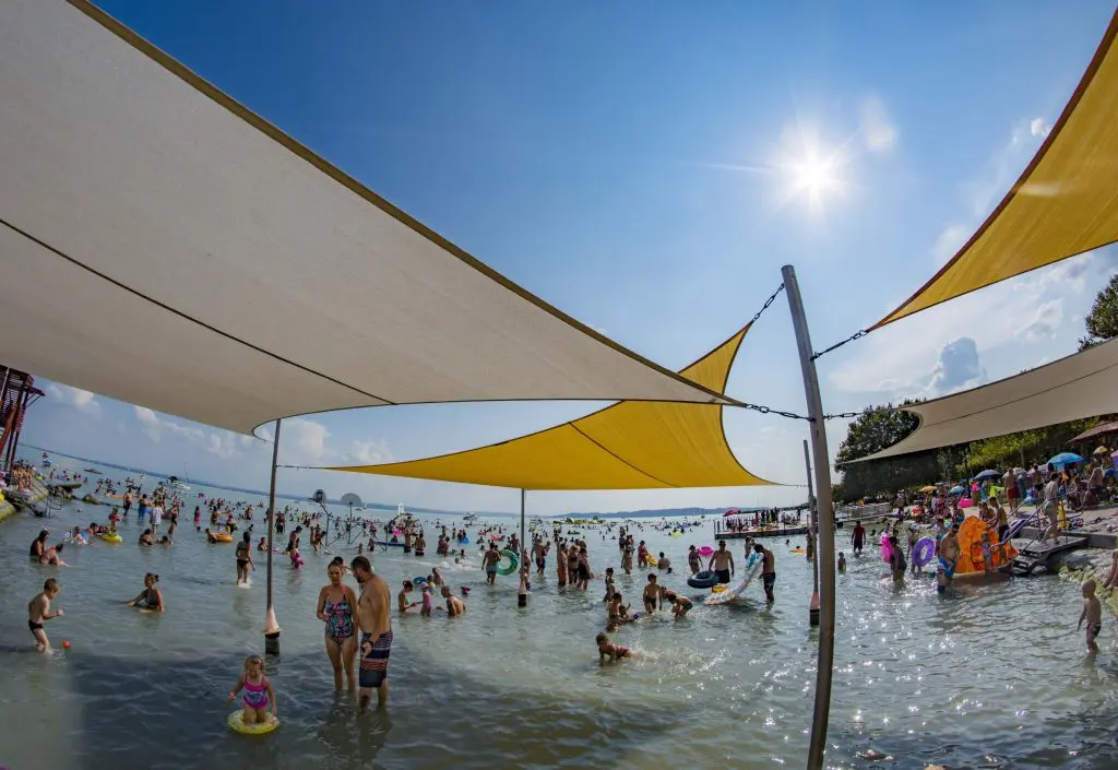 Újra vár a balatoni nyár! Iránytű a 16 legjobb strandhoz