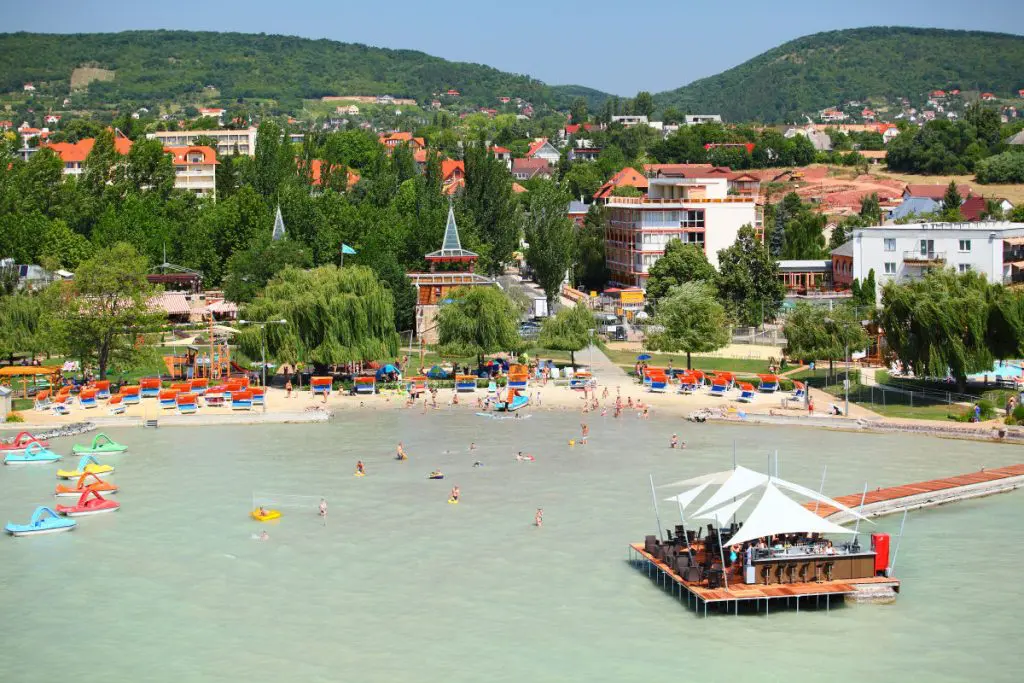 Újra vár a balatoni nyár! Iránytű a 16 legjobb strandhoz