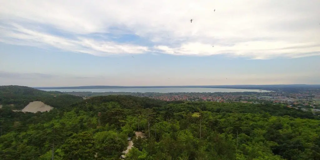 Vessétek bele magatokat a balatoni barangolásokba legfrissebb bakancslistánk alapján, ahol számtalan látnivaló és meseszép panoráma vár.