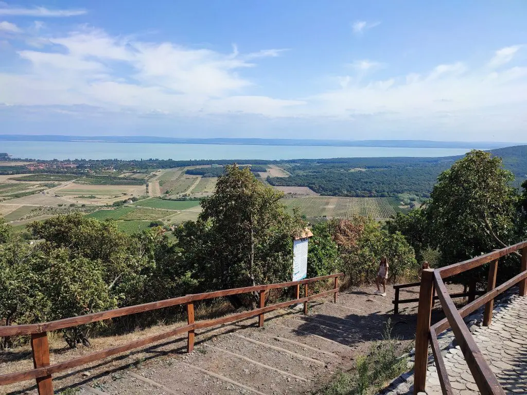 Vessétek bele magatokat a balatoni barangolásokba legfrissebb bakancslistánk alapján, ahol számtalan látnivaló és meseszép panoráma vár.