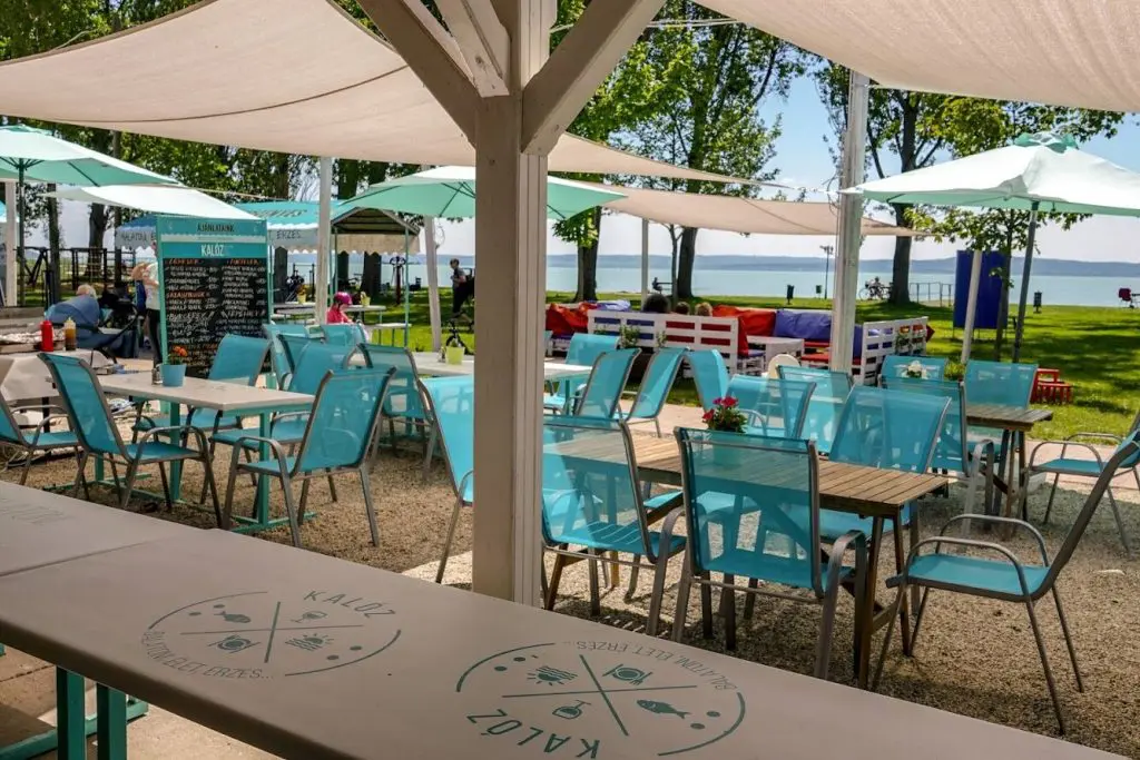 Bűnös élvezetek a legjobb balatoni strandbüfékben – szaftos hamburgerektől a ropogósra sült hekkig