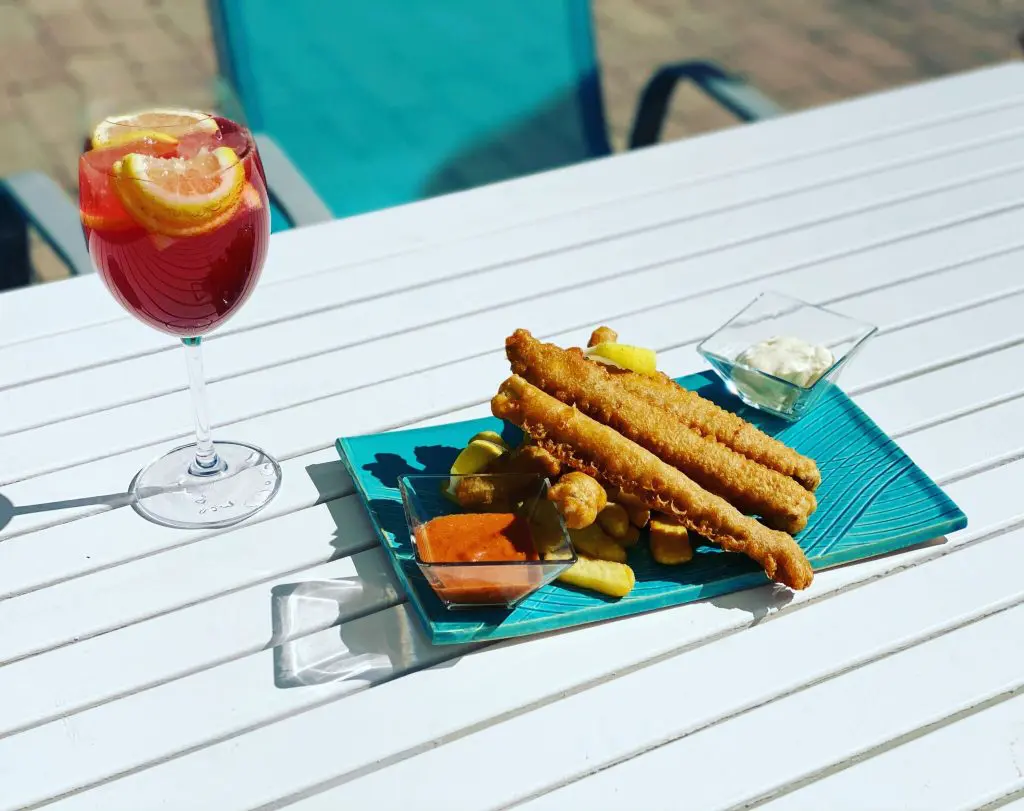 Bűnös élvezetek a legjobb balatoni strandbüfékben – szaftos hamburgerektől a ropogósra sült hekkig