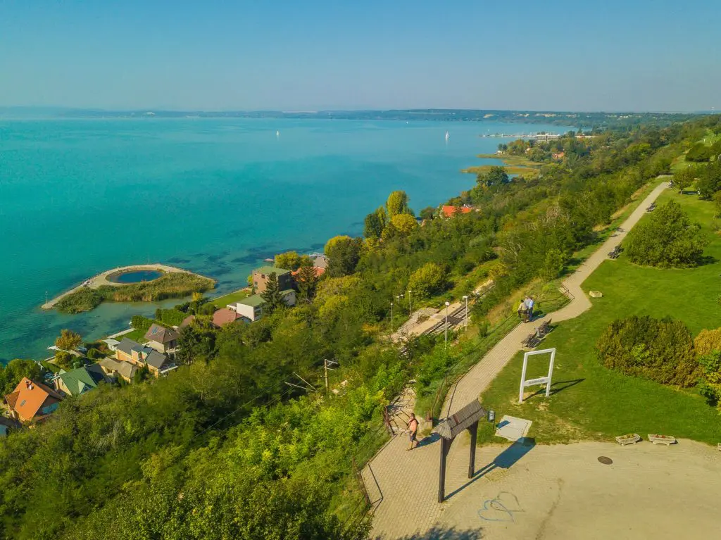 Levendulamezőktől a panorámás kirándulásokig: TOP20 mesés látnivaló a Balatonnál