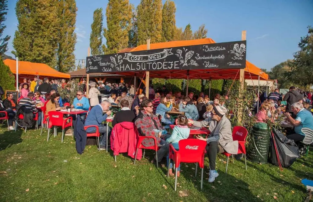 Bűnös élvezetek a legjobb balatoni strandbüfékben – szaftos hamburgerektől a ropogósra sült hekkig