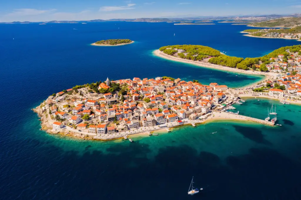 TOP 10 szállás és látnivalók a strandjairól és pezsgő éjszakai életéről híres Vodice városában