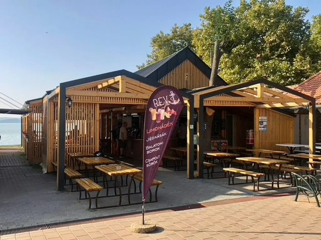 Bűnös élvezetek a legjobb balatoni strandbüfékben – szaftos hamburgerektől a ropogósra sült hekkig
