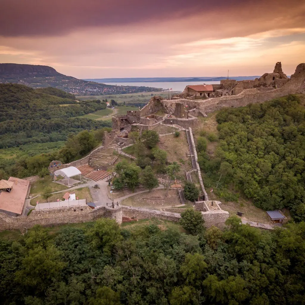 Vessétek bele magatokat a balatoni barangolásokba legfrissebb bakancslistánk alapján, ahol számtalan látnivaló és meseszép panoráma vár.