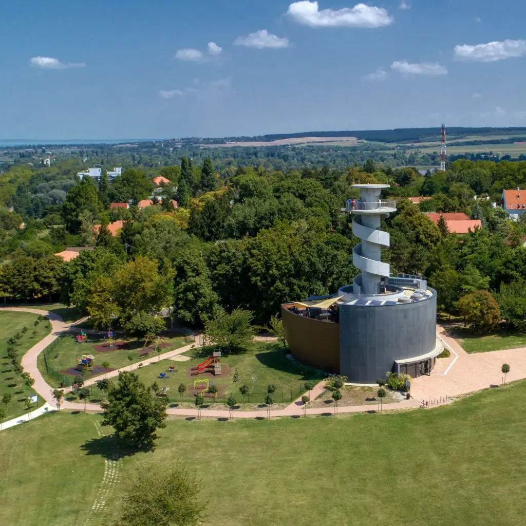 Levendulamezőktől a panorámás kirándulásokig: TOP20 mesés látnivaló a Balatonnál