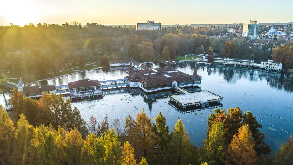 Mesés szálláshely a híres tófürdő szomszédságában: Hunguest Hotel Panoráma****
