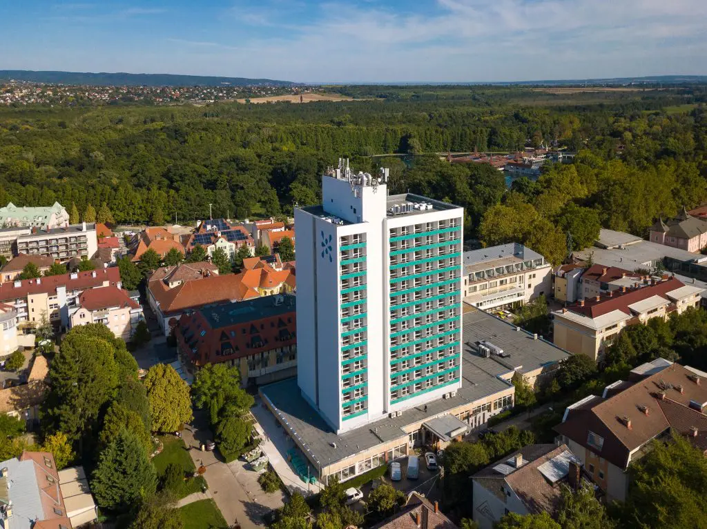 Mesés szálláshely a híres tófürdő szomszédságában: Hunguest Hotel Panoráma****