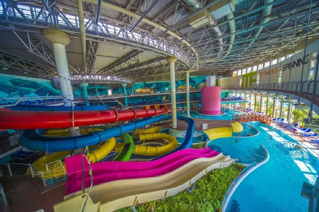 Aquapark, csúszdavilág és burgerek – Extrém élményeket tartogat a szegedi wellness!
