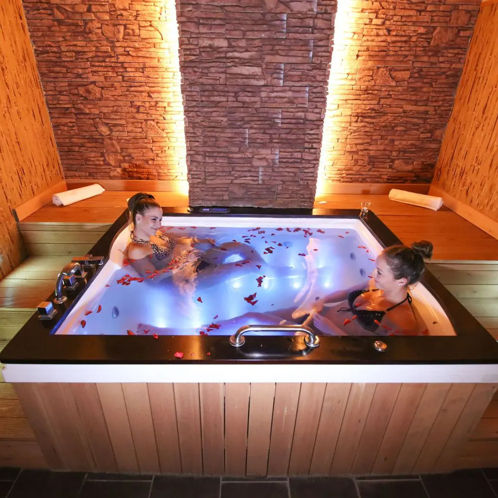 Aquapark, csúszdavilág és burgerek – Extrém élményeket tartogat a szegedi wellness!