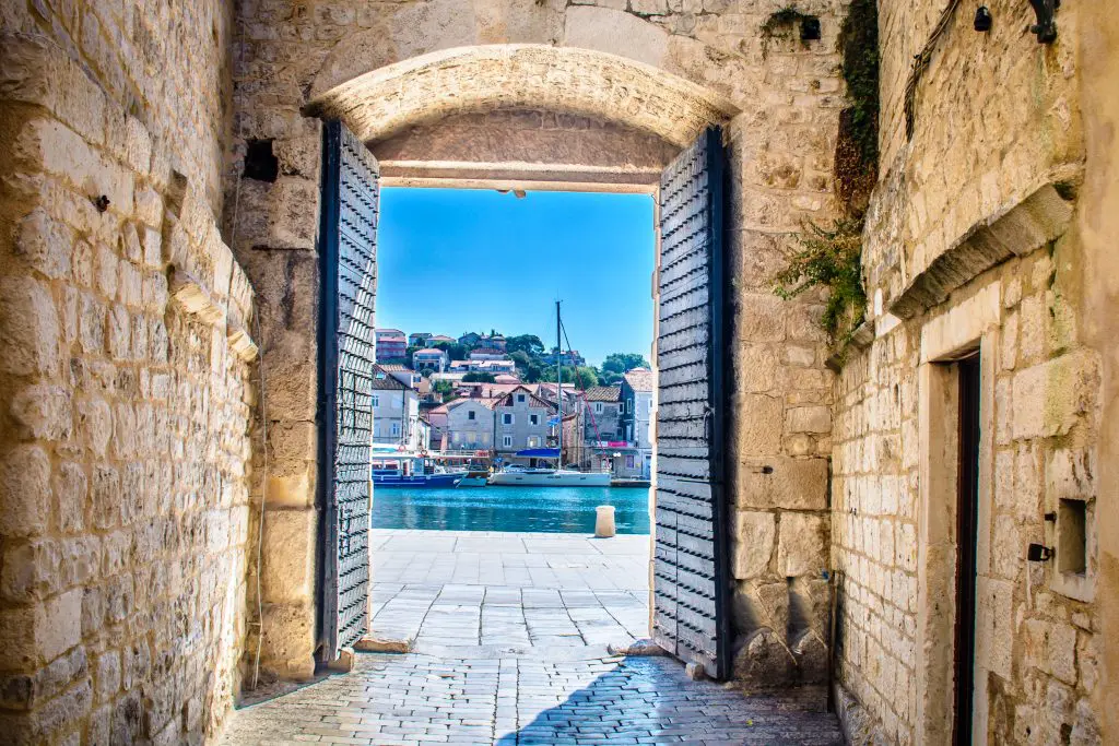 A Trónok Harca és a  kőbe vésett mesék városa, Trogir – TOP látnivalók és szállások