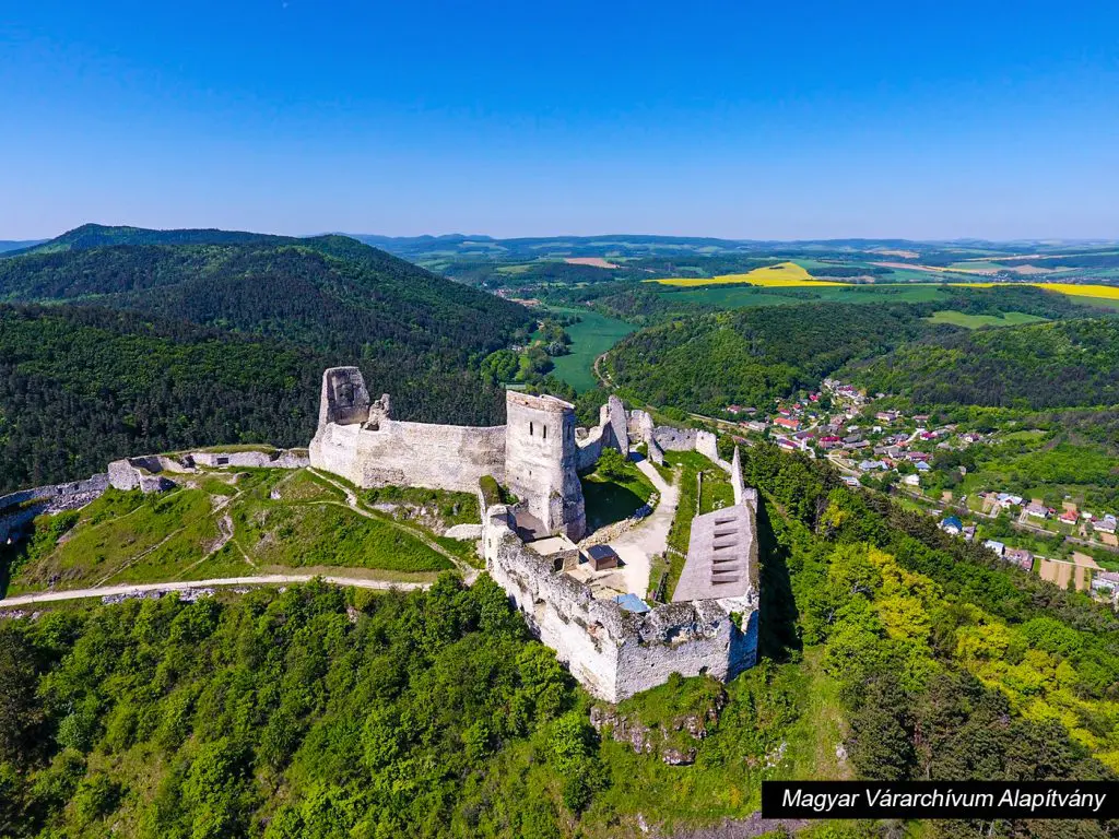 Szlovákiai várak, amelyek Mikszáth Kálmánt is megihletnék
