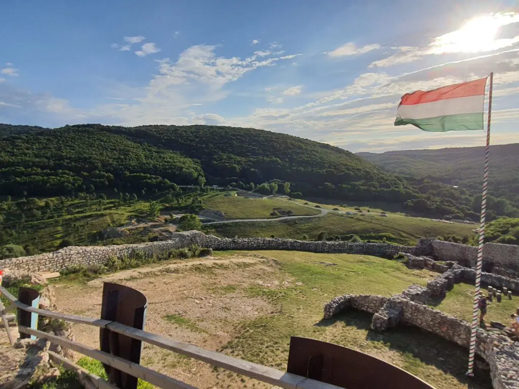 Cseszneki vár: Varázslatos sziklavár a Bakony panorámájával (+ szállásajánló)