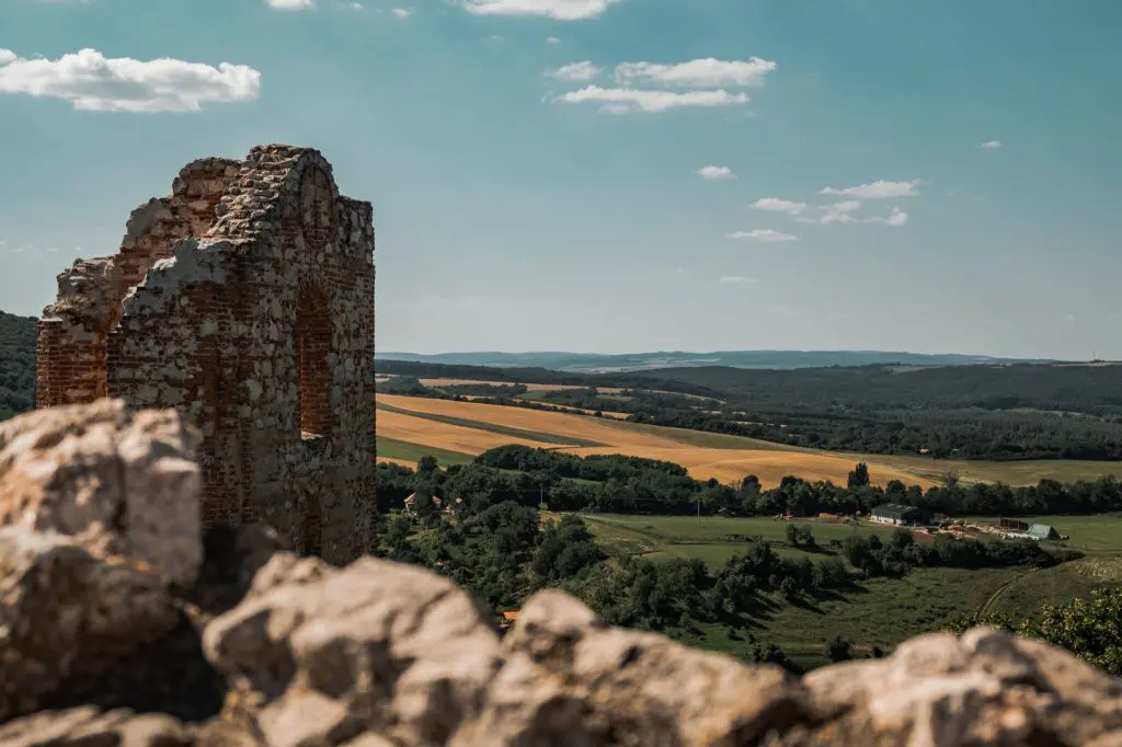 Cseszneki vár: Varázslatos sziklavár a Bakony panorámájával (+ szállásajánló)