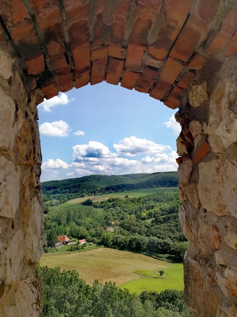 Cseszneki vár: Varázslatos sziklavár a Bakony panorámájával (+ szállásajánló)