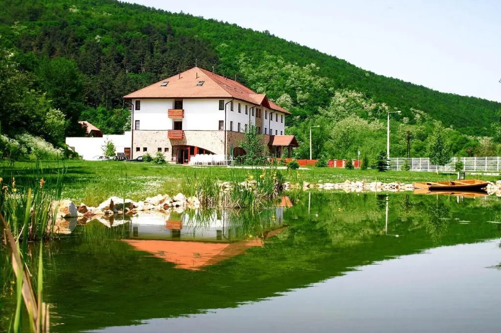 Cölöpsétány, függőhíd és mesés várak: 10 wellness hotel, csodaszép kirándulóhelyekkel