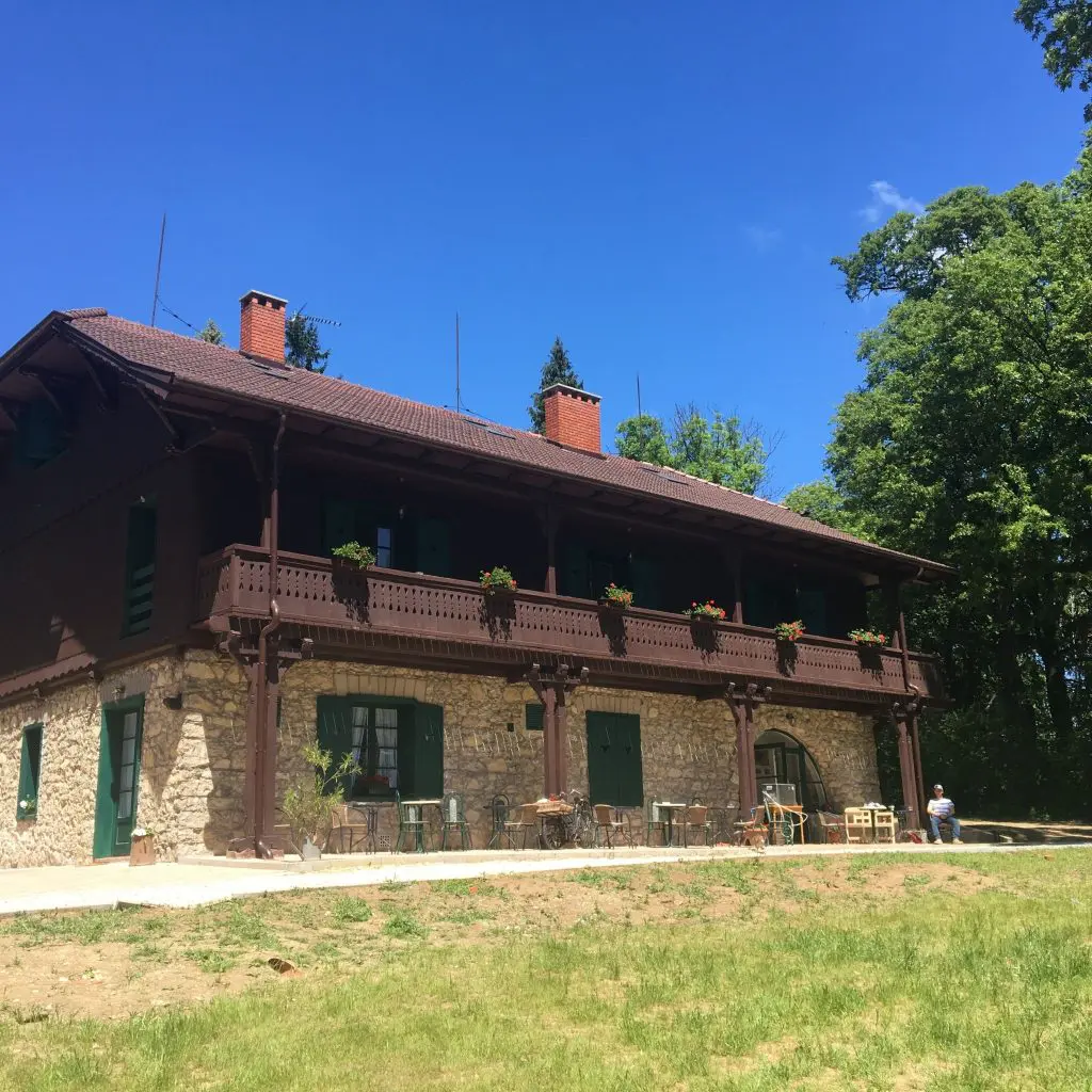 Cseszneki vár: Varázslatos sziklavár a Bakony panorámájával (+ szállásajánló)