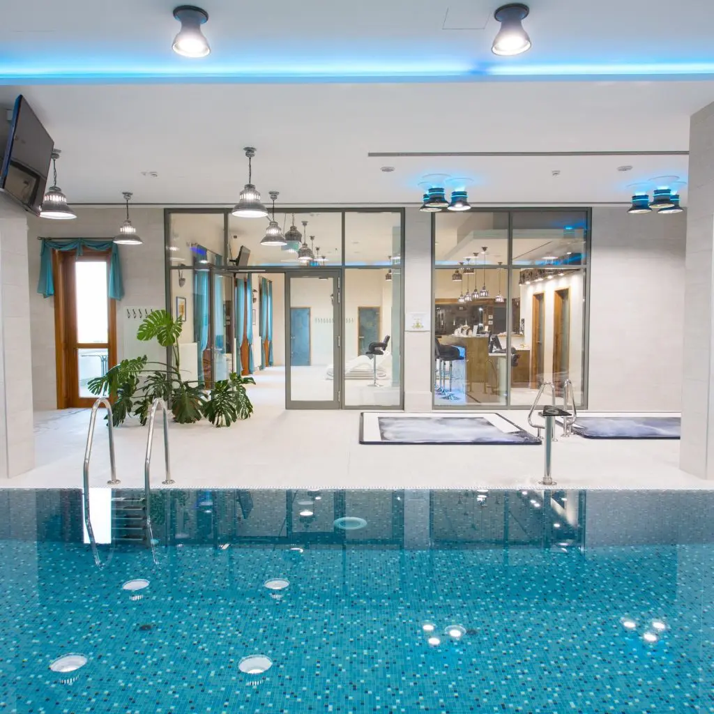 Cölöpsétány, függőhíd és mesés várak: 10 wellness hotel, csodaszép kirándulóhelyekkel