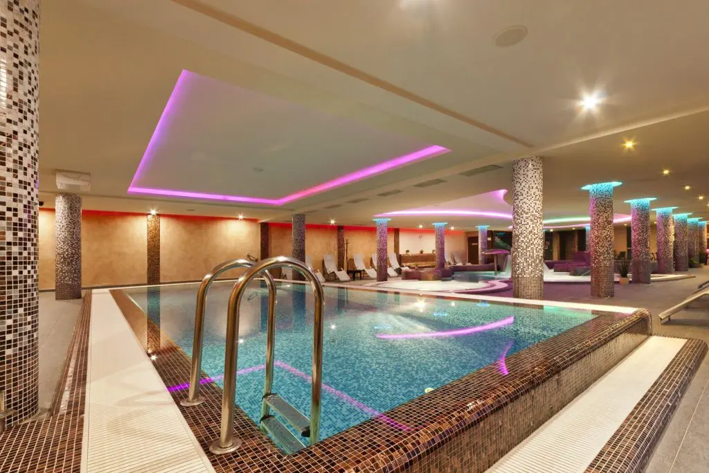 Cölöpsétány, függőhíd és mesés várak: 10 wellness hotel, csodaszép kirándulóhelyekkel