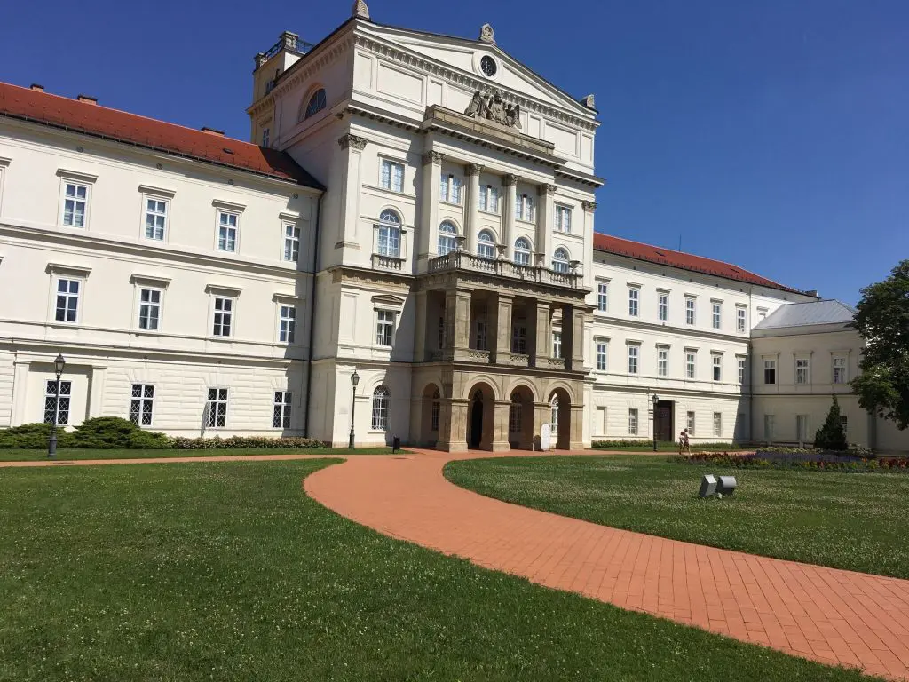 Cseszneki vár: Varázslatos sziklavár a Bakony panorámájával (+ szállásajánló)