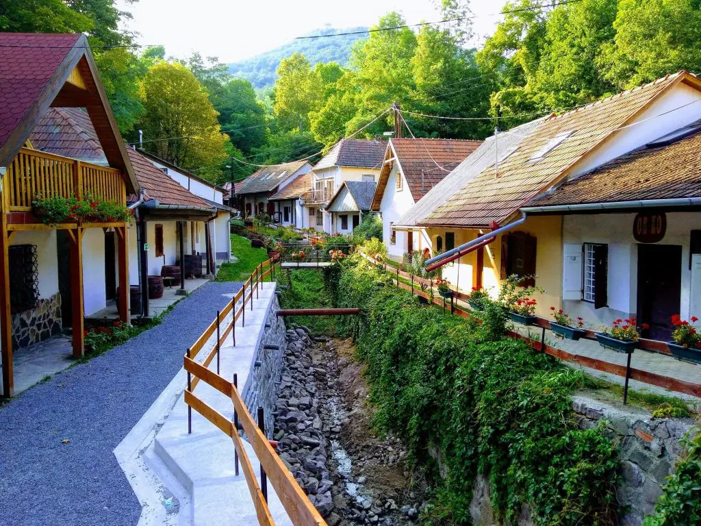 Cölöpsétány, függőhíd és mesés várak: 10 wellness hotel, csodaszép kirándulóhelyekkel