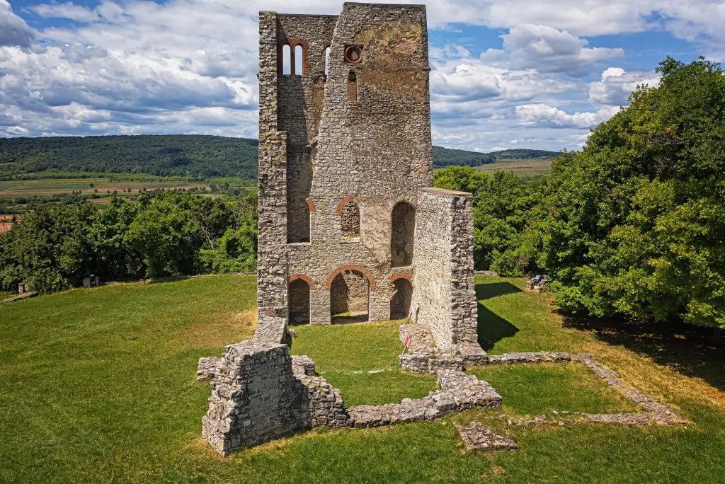 5 titokzatos balatoni templomrom – Múltidéző túra kalandoroknak!