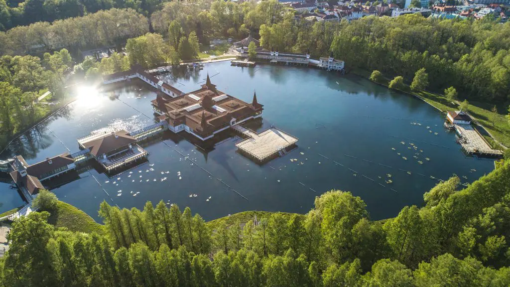 Merülj el az őszben! TOP 5 fürdőváros őszi kiránduláshoz