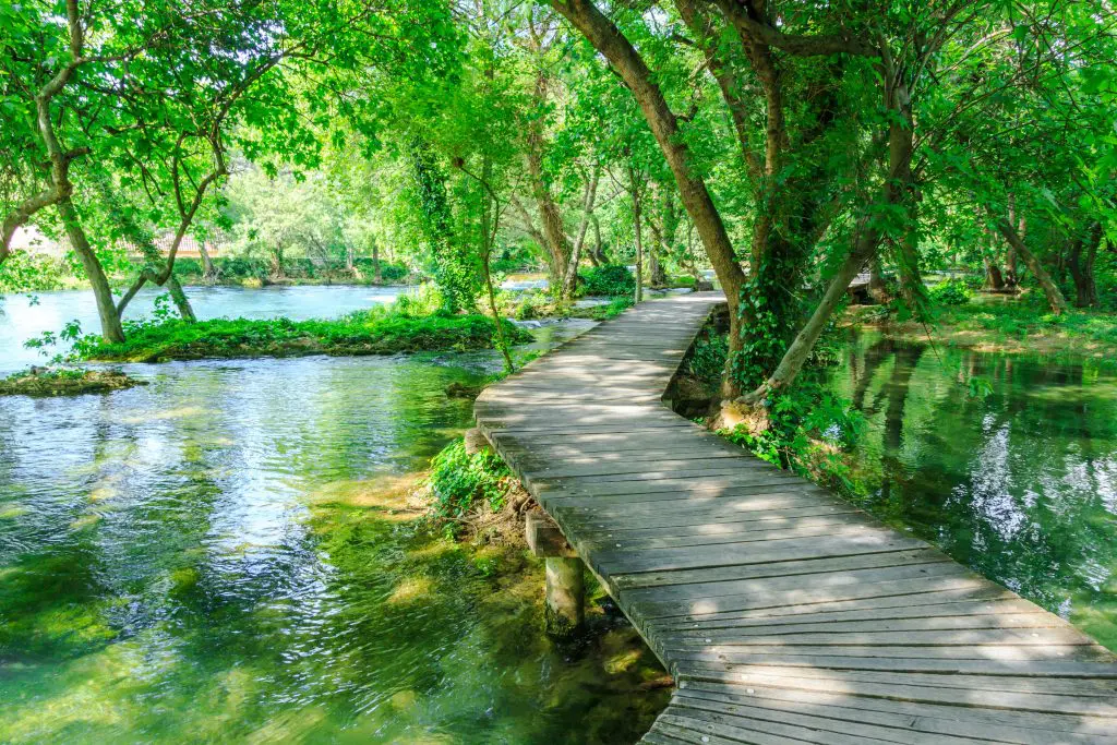 Lenyűgöző vízesések birodalma: Bakancslistás élmények a Krka Nemzeti Parkban és a Plitvicei-tavaknál (+szállásajánló)