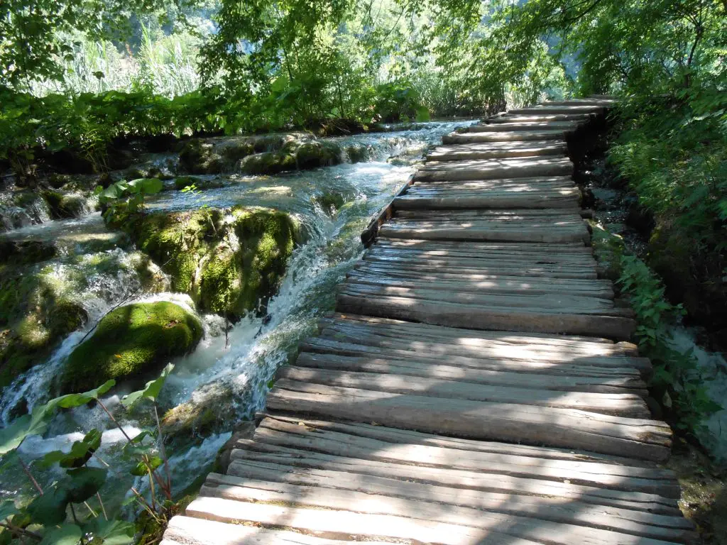 Lenyűgöző vízesések birodalma: Bakancslistás élmények a Krka Nemzeti Parkban és a Plitvicei-tavaknál (+szállásajánló)