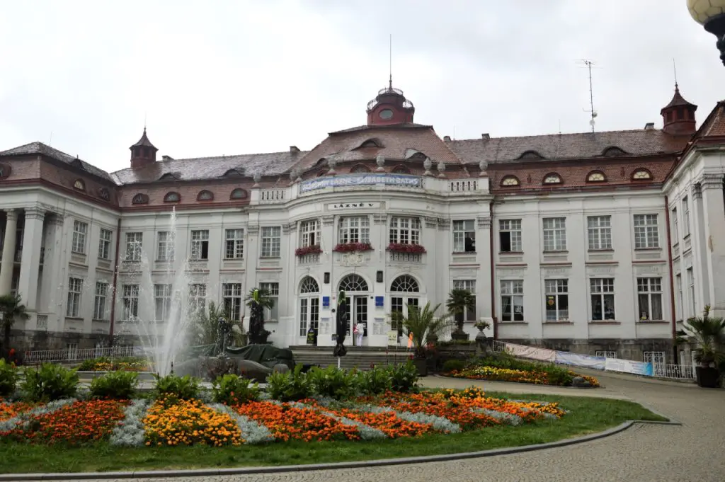 TOP 7 látnivaló Karlovy Varyban a fürdőkön túl szállástippekkel