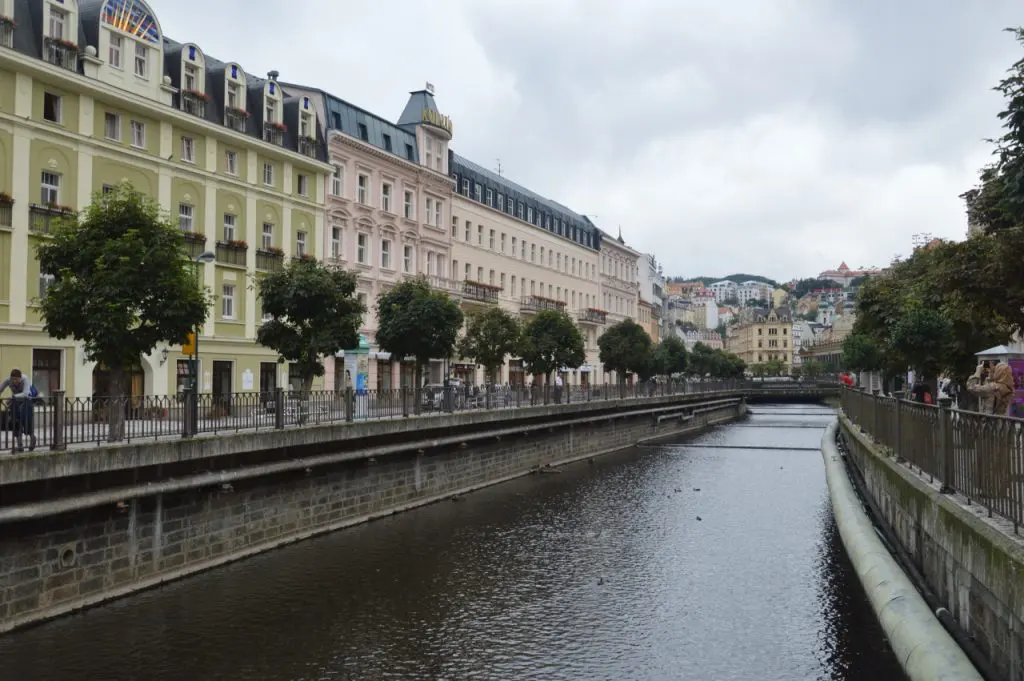 TOP 7 látnivaló Karlovy Varyban a fürdőkön túl szállástippekkel