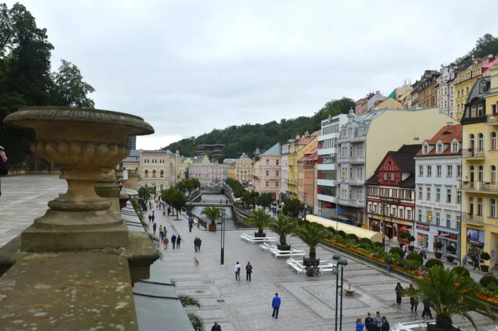 TOP 7 látnivaló Karlovy Varyban a fürdőkön túl szállástippekkel