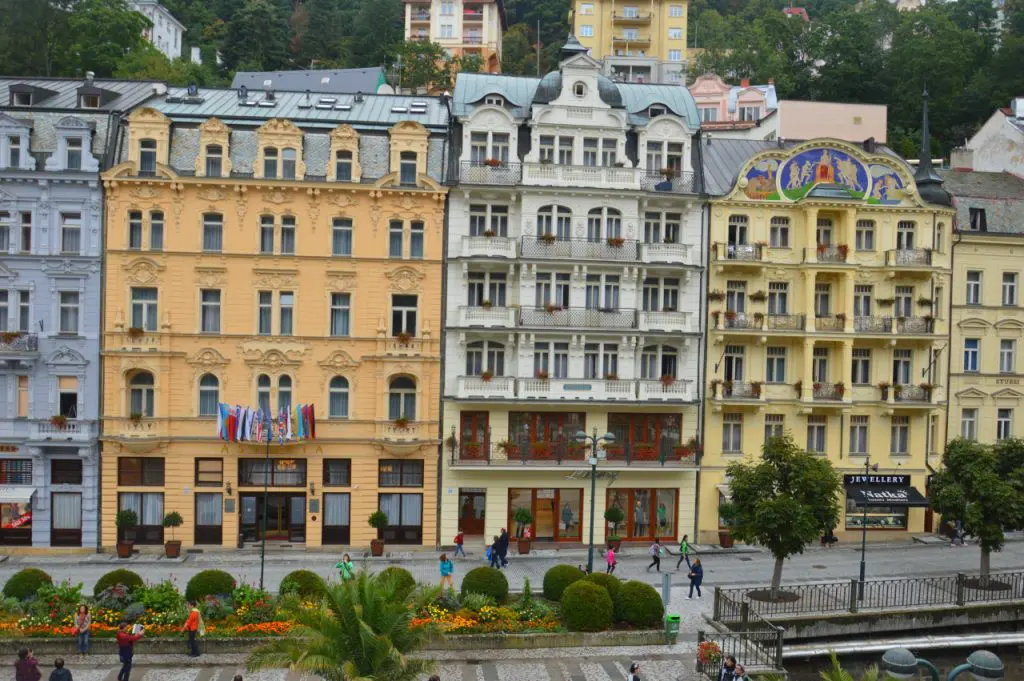TOP 7 látnivaló Karlovy Varyban a fürdőkön túl szállástippekkel